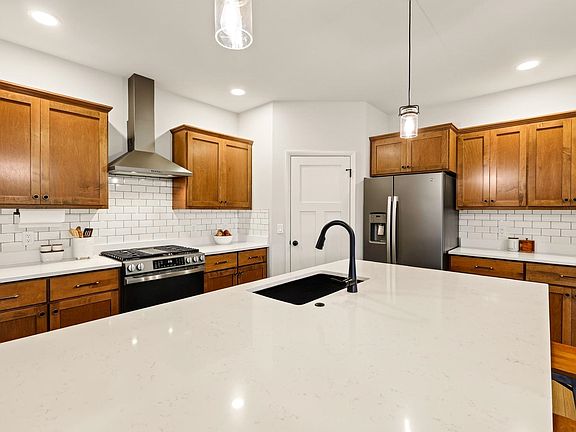 5th image of 525 Fox Den Dr