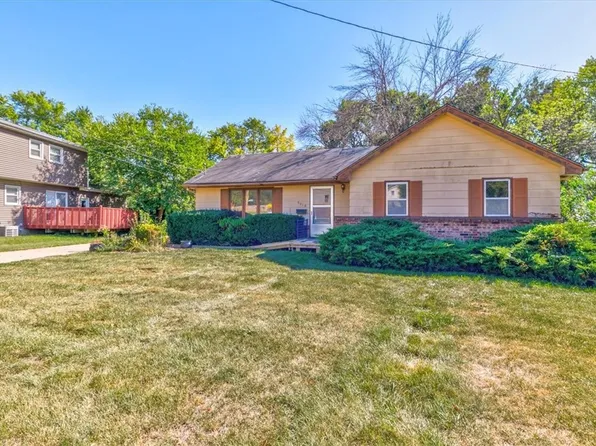 9018 Franklin Ave, Clive, IA 50325