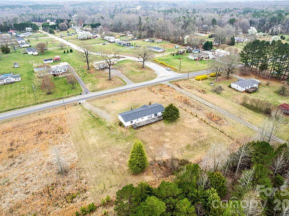 4th image of 2542 Lower Stone Church Rd