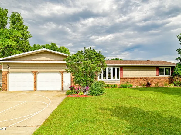 1033 9th Ave SE, East Grand Forks, MN 56721