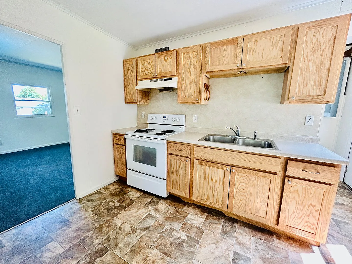 5 bedroom, 2 bathroom house — Photo 2