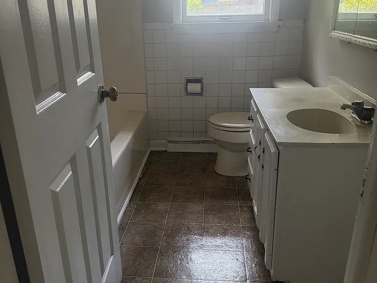 3020 Kenwood Ave — Photo 4