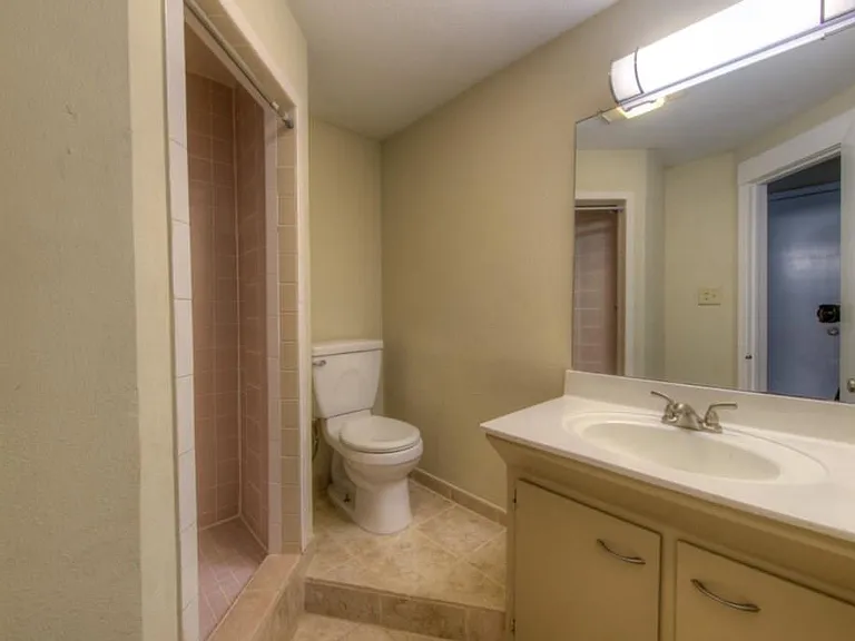 401 Cherry Hill Dr — Photo 6