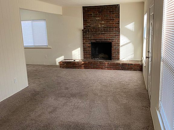 3rd image of 1329 Portola Ave