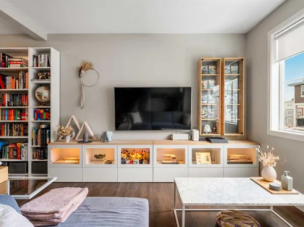 355 W Nolancrest Hts NW #203, Calgary, AB T3R 0Z9