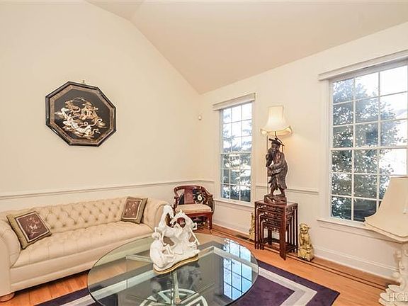 3rd image of 12 Stratford Dr