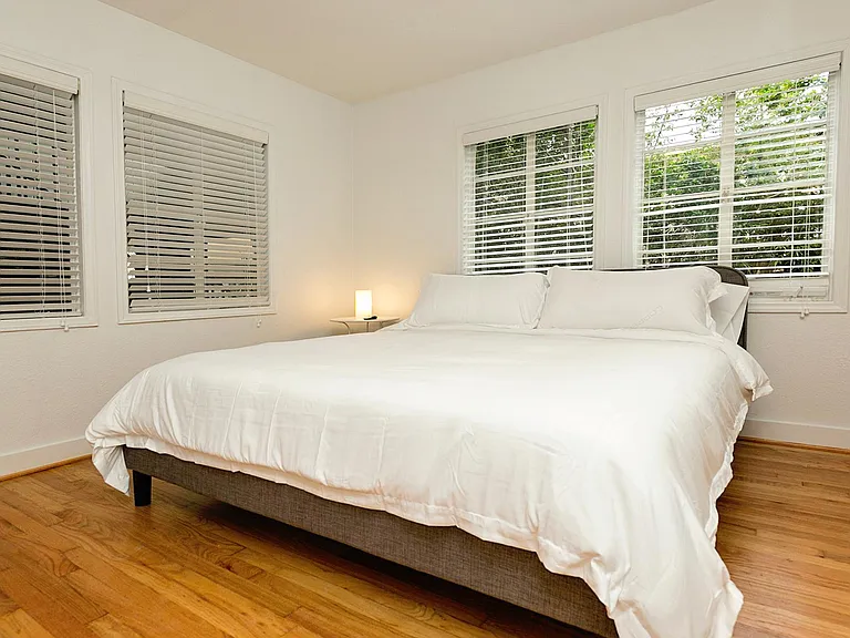 Second bedroom, queen size bed