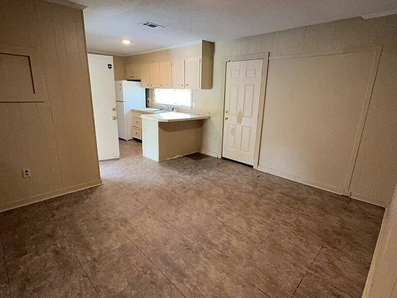 3rd image of 6521 Lyndon B Johnson Dr