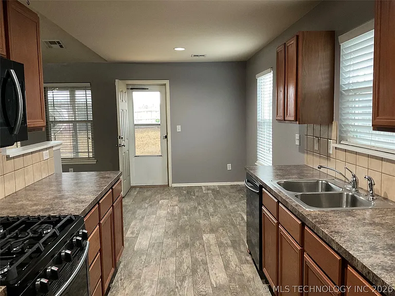 11120 N 143rd East Ave — Photo 6