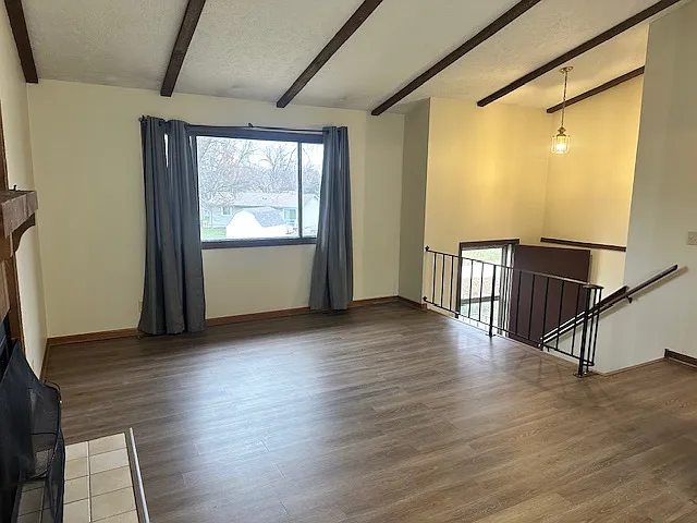 7910 Clover Ct — Photo 3