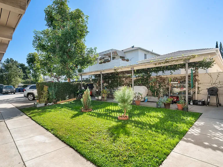 10110 Camarillo Pl. — Photo 13