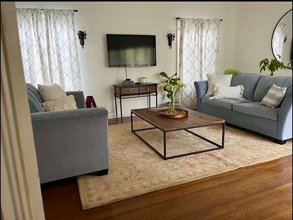4th image of 139 N Sycamore Ave #141.5
