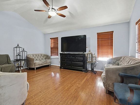 4th image of 832 Post Oak Dr