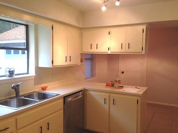 4th image of 2810 Lotus St
