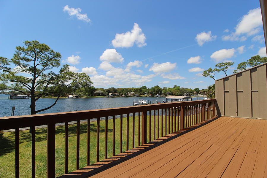 1st image of 565 Cove Dr