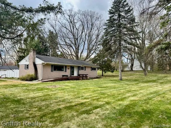 6055 Waldon Rd, Clarkston, MI 48346