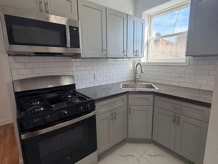 4908 Hudson Ave #17A — Photo 2