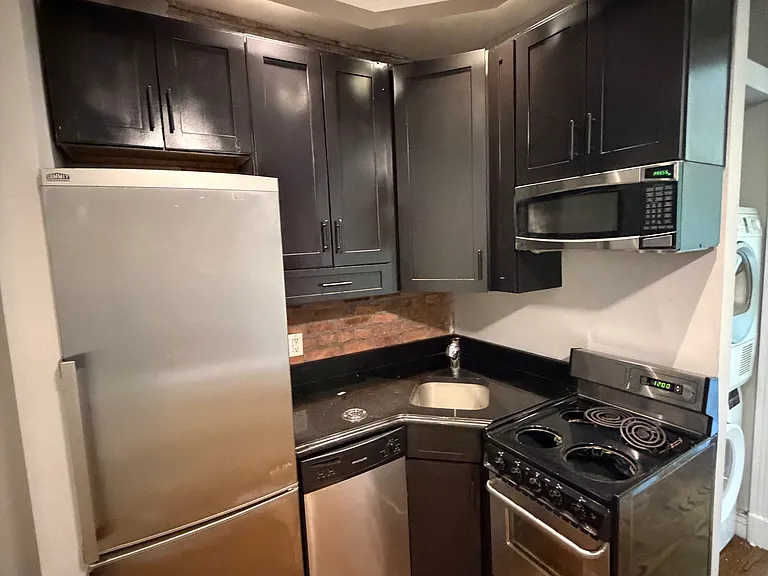 330 E 35th St #35 — Photo 5