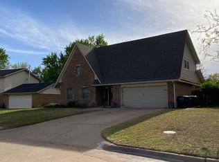 1914 Country Club Dr, Enid, OK 73703