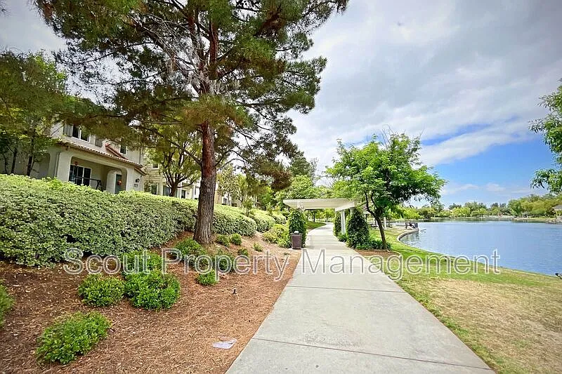 3 bed, 2.5 bath, 1684 sqft, $3,300 — Photo 2