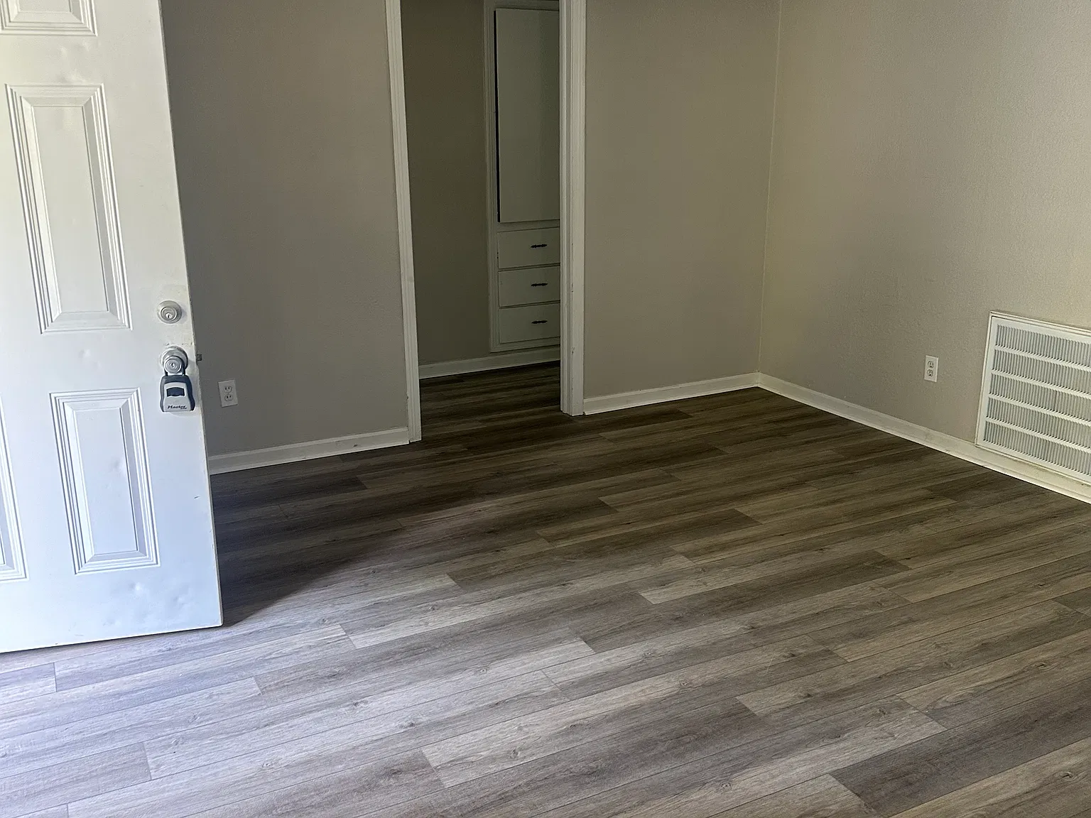 3 bed, 1.5 bath, 1100 sqft, $900 — Photo 2