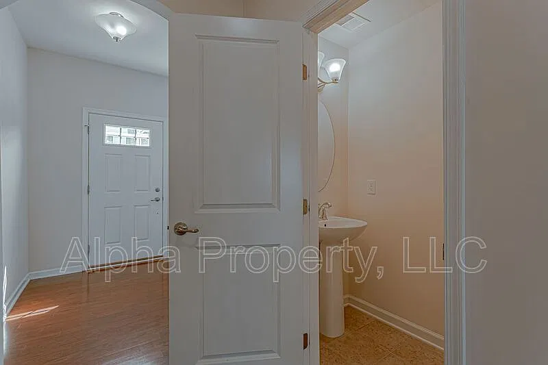 3 bed, 2.5 bath, 1674 sqft, $1,895 — Photo 4