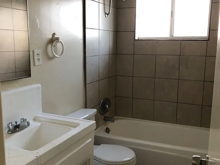 1834 Pine Ave — Photo 19