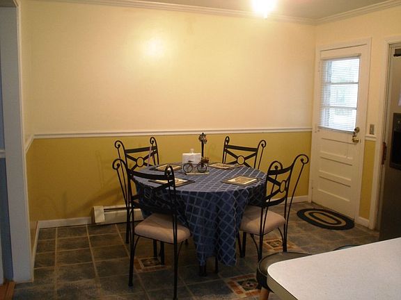 Dining area w/ sliders to screened in porch