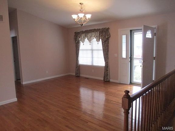 5th image of 11 Glen Meadows Dr