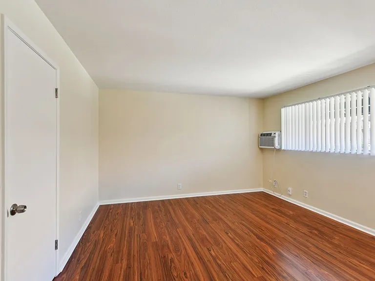 ROCKINGHAM APARTMENTS — Photo 25