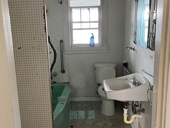 4th image of 49 Holcombe Ave