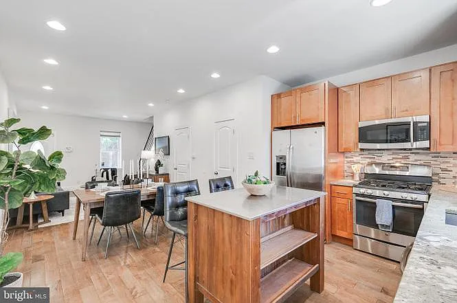 3 bed, 2.5 bath, 2200 sqft, $1,450 — Photo 3