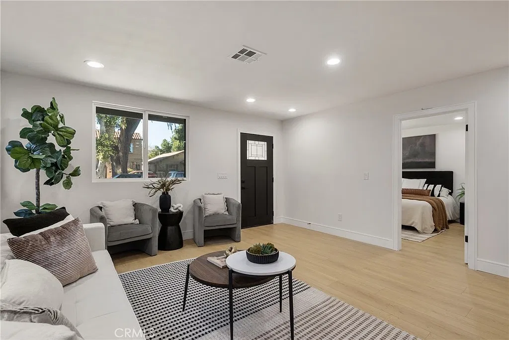 4 bed, 1600 sqft, $4,595 — Photo 3