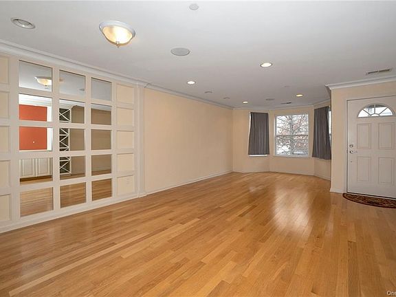 2nd image of 27 Harbor Pointe Dr