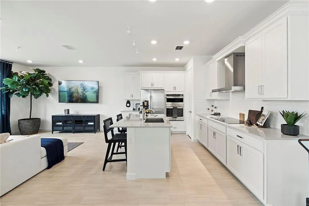 3 bed, 2.5 bath, 2102 sqft, $6,410 — Photo 1