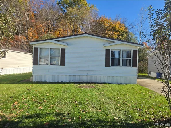 2070 Hemstreet Rd, East Aurora, NY 14052