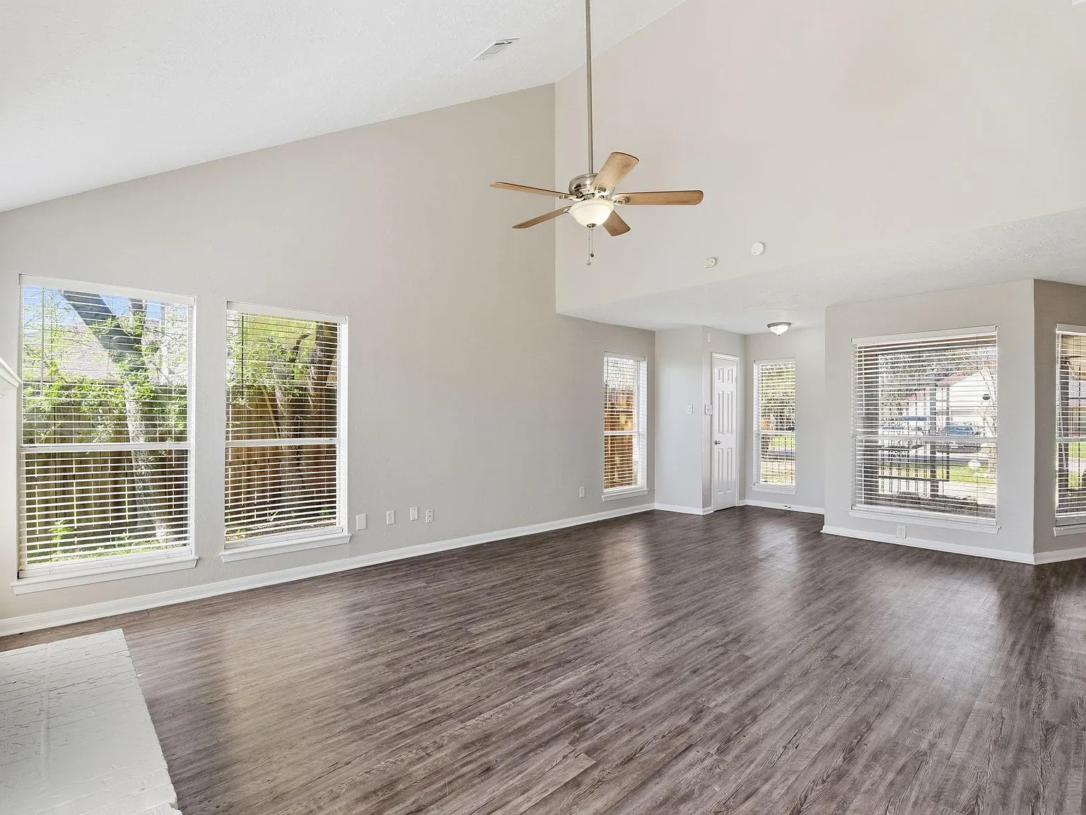 4 bed, 2.5 bath, 1938 sqft, $2,150 — Photo 3