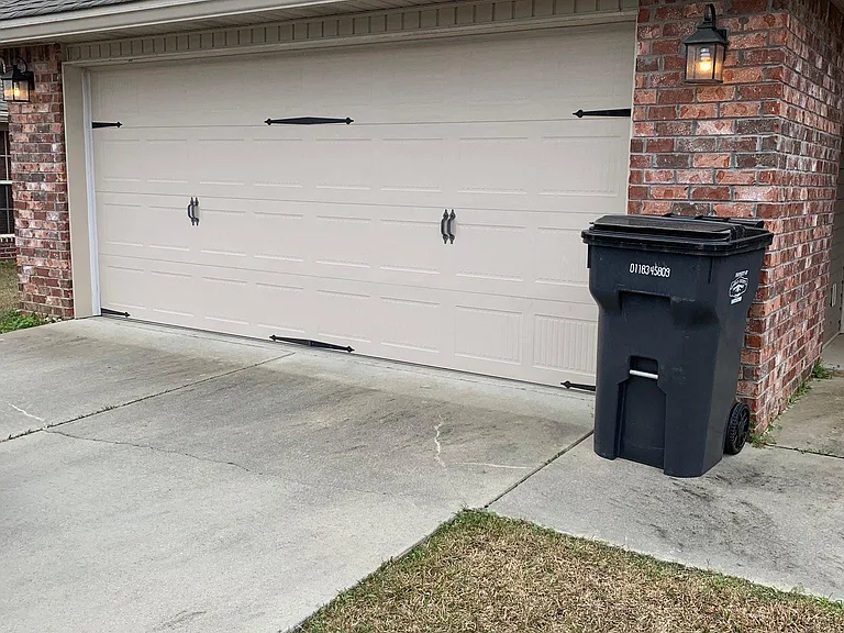 100 Hawthorne Dr — Photo 2
