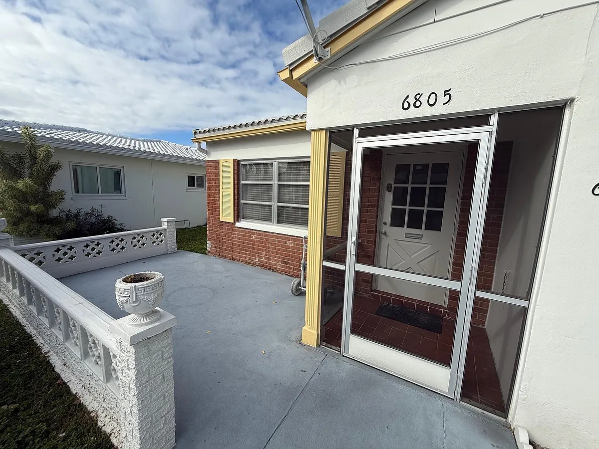 Building Photo - 6805 NW 75th Dr