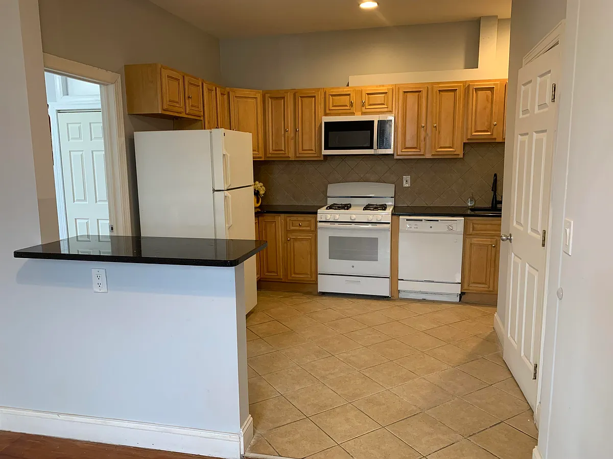 Building Photo - 2976 Kennedy Blvd #2