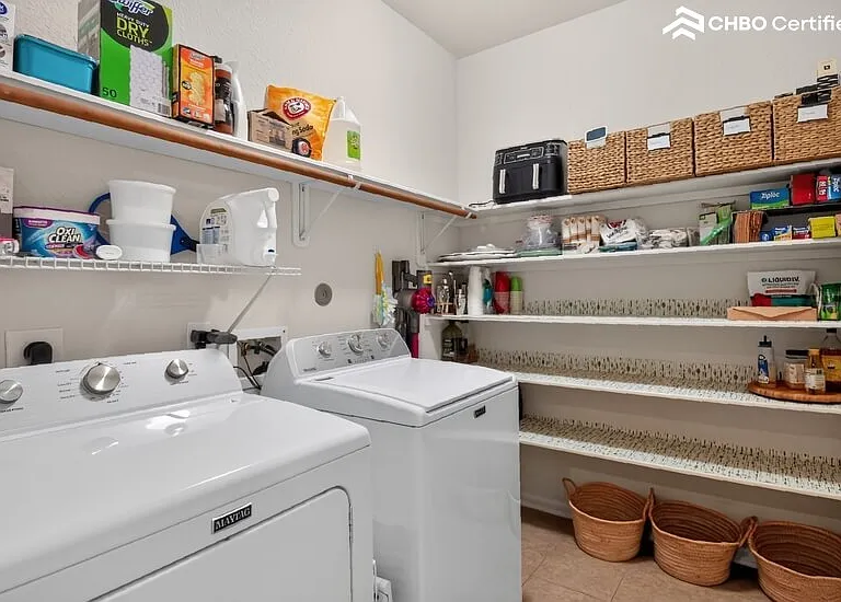 Utility room/pantry, includes an electric washer and dryer
