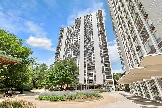 1460 Sandburg Ter #2207A