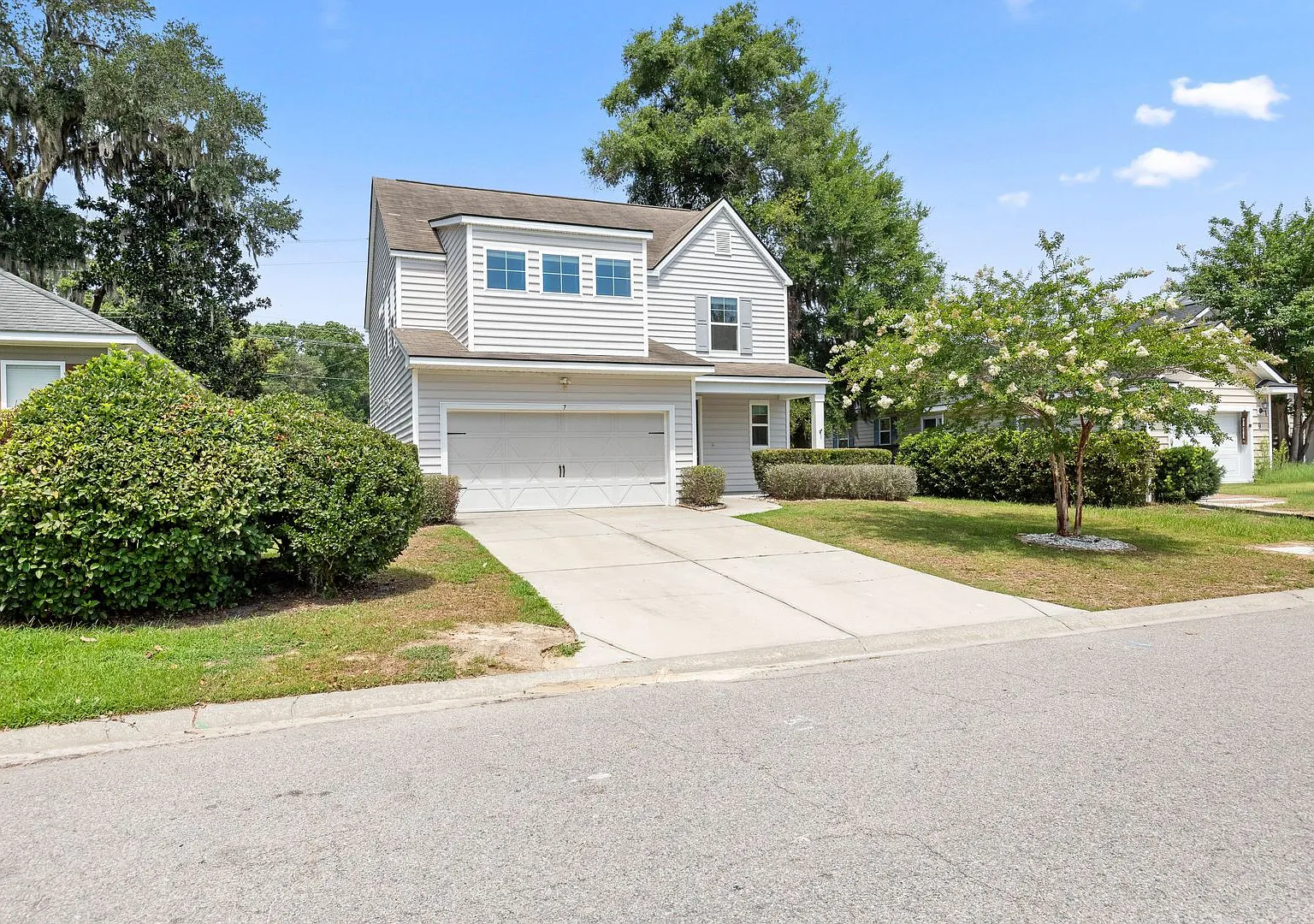 Four Bedroom Home in Picket Fences — Photo 2