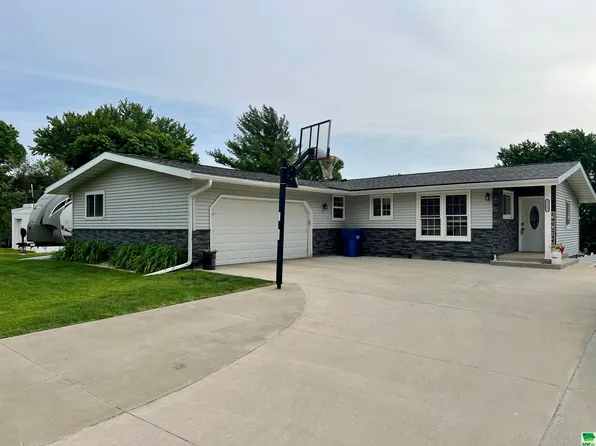1212 Mariner Dr, Hinton, IA 51024