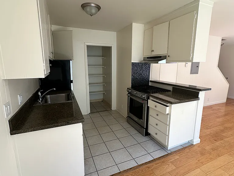 2020 Cedar St #8 — Photo 9