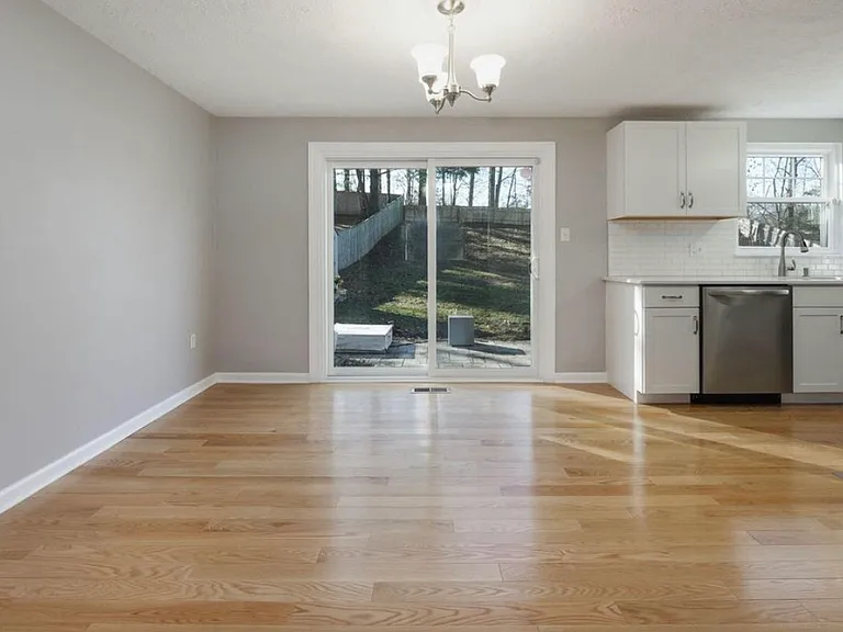 16012 Normandy Ct — Photo 8