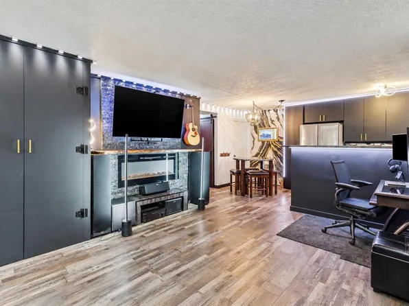 215 N 25th Ave SW #101, Calgary, AB T2S 0L2