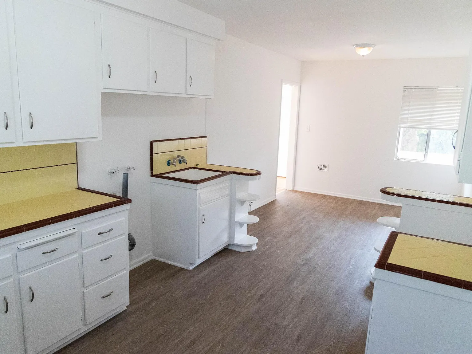 2 bed, 900 sqft, $2,500 — Photo 3