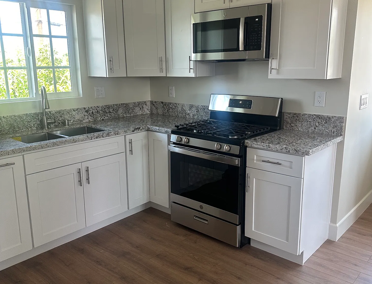 2 bed, 1000 sqft, $3,195 — Photo 2