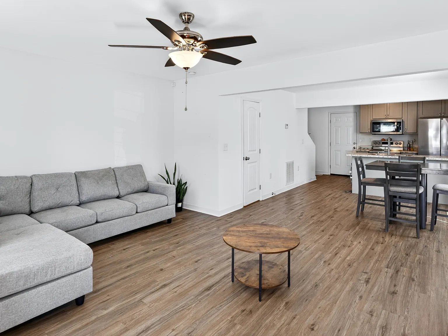 2 bed, 1100 sqft, $1,700 — Photo 3